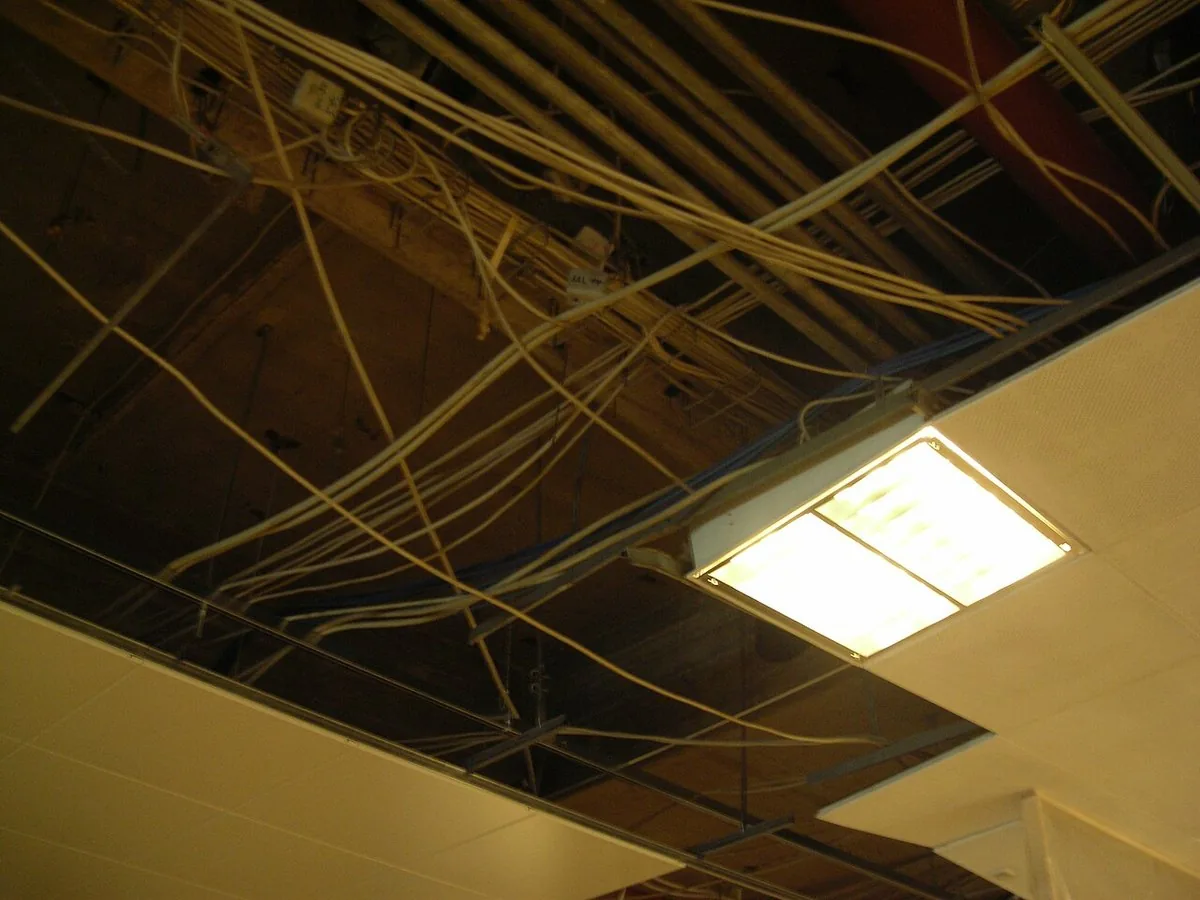 Plafond suspendu sur suspentes antivibratiles dans un appartement